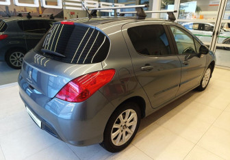 Подержанный автомобиль Peugeot 308 Hatchback 2011 года (4 фото)