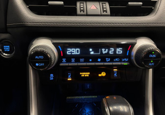 Подержанный автомобиль Toyota RAV4 2021 года (13 фото)