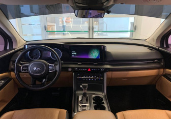 Подержанный автомобиль Kia Carnival 2021 года (11 фото)