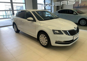 Подержанный автомобиль Skoda Octavia Liftback 2017 года (3 фото)