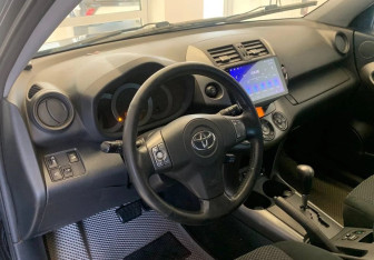 Подержанный автомобиль Toyota RAV4 2011 года (13 фото)