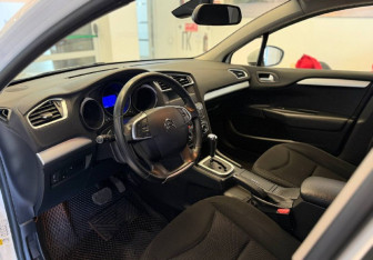 Подержанный автомобиль Citroen C4 Sedan 2014 года (14 фото)