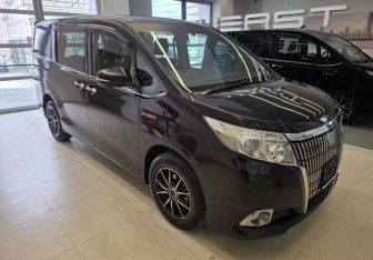 Подержанный автомобиль Toyota Voxy Minivan 2015 года (3 фото)