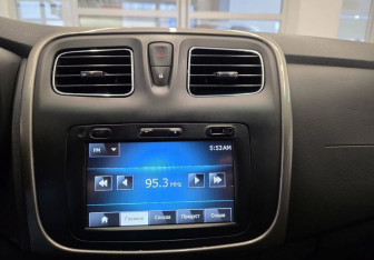 Подержанный автомобиль Renault Sandero 2014 года (11 фото)