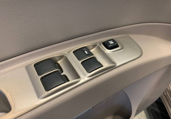 Подержанный автомобиль Mitsubishi Pajero Sport 2012 года (21 фото)