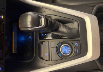 Подержанный автомобиль Toyota RAV4 2021 года (24 фото)