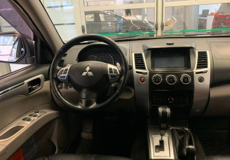 Подержанный автомобиль Mitsubishi Pajero Sport 2012 года (9 фото)