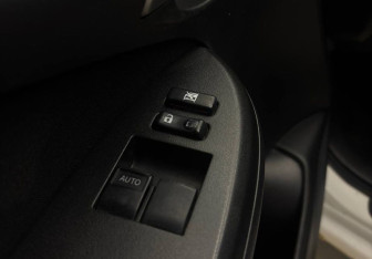 Подержанный автомобиль Toyota Corolla Sedan 2010 года (18 фото)