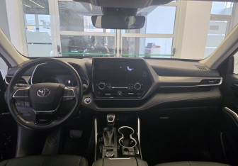 Подержанный автомобиль Toyota Highlander 2023 года (11 фото)