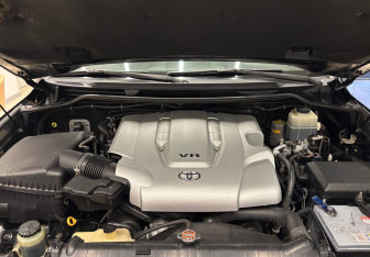 Подержанный автомобиль Toyota Land Cruiser Suv 2007 года (7 фото)