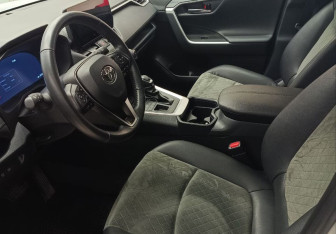 Подержанный автомобиль Toyota RAV4 2023 года (14 фото)