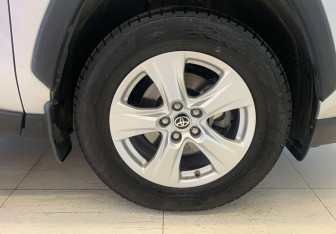 Подержанный автомобиль Toyota RAV4 2020 года (15 фото)