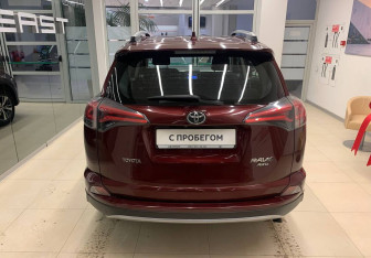 Подержанный автомобиль Toyota RAV4 2017 года (5 фото)