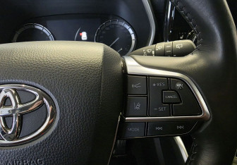 Подержанный автомобиль Toyota Highlander 2023 года (18 фото)