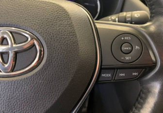 Подержанный автомобиль Toyota RAV4 2020 года (18 фото)