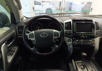Подержанный автомобиль Toyota Land Cruiser Suv 2012 года (8 фото)