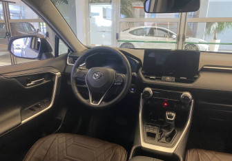 Подержанный автомобиль Toyota RAV4 2023 года (8 фото)