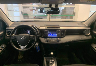 Подержанный автомобиль Toyota RAV4 2016 года (11 фото)
