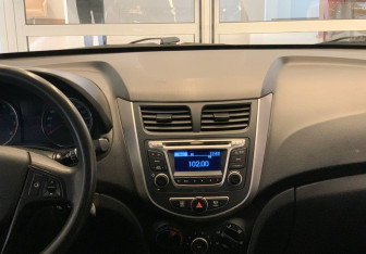 Подержанный автомобиль Hyundai Solaris Hatchback 2015 года (12 фото)