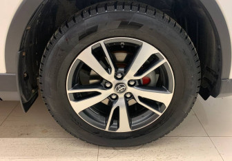 Подержанный автомобиль Toyota RAV4 2017 года (15 фото)