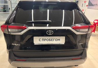 Подержанный автомобиль Toyota RAV4 2021 года (5 фото)