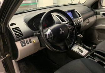 Подержанный автомобиль Mitsubishi Pajero Sport 2013 года (14 фото)