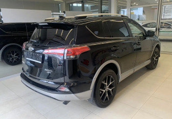 Подержанный автомобиль Toyota RAV4 2017 года (4 фото)
