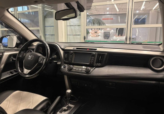 Подержанный автомобиль Toyota RAV4 2019 года (15 фото)