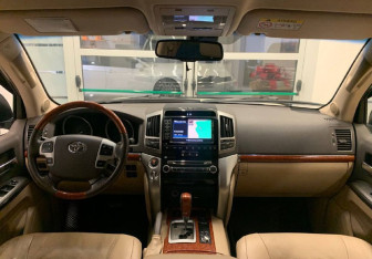 Подержанный автомобиль Toyota Land Cruiser Suv 2013 года (12 фото)