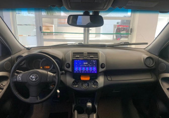 Подержанный автомобиль Toyota RAV4 2011 года (11 фото)