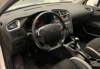 Подержанный автомобиль Citroen C4 Hatchback 2012 года (14 фото)