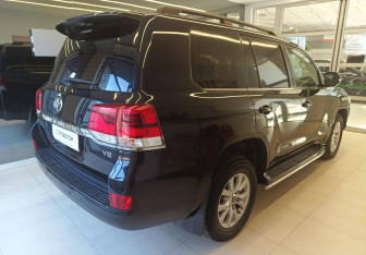 Подержанный автомобиль Toyota Land Cruiser Suv 2015 года (4 фото)