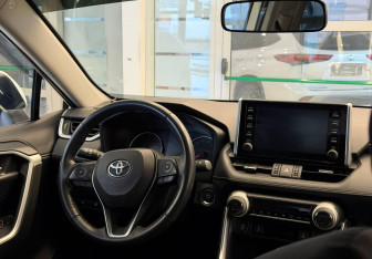 Подержанный автомобиль Toyota RAV4 2020 года (11 фото)