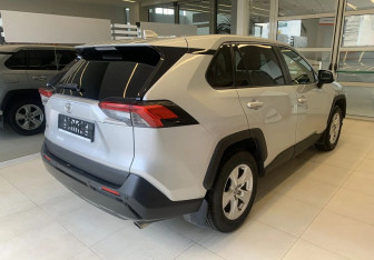 Подержанный автомобиль Toyota RAV4 2020 года (4 фото)