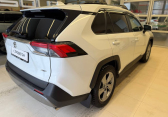 Подержанный автомобиль Toyota RAV4 2020 года (4 фото)