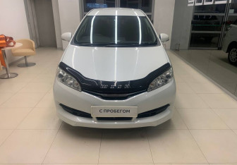 Подержанный автомобиль Toyota Wish Minivan 2015 года (2 фото)