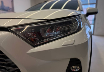 Подержанный автомобиль Toyota RAV4 2020 года (13 фото)