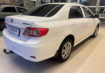 Подержанный автомобиль Toyota Corolla Sedan 2010 года (4 фото)