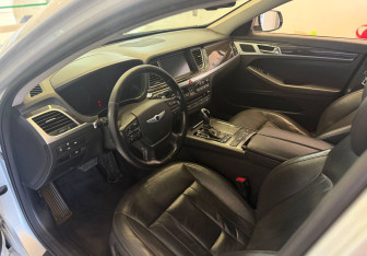Подержанный автомобиль Hyundai Genesis 2015 года (13 фото)