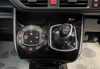 Подержанный автомобиль Toyota Voxy Minivan 2015 года (19 фото)