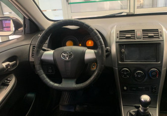 Подержанный автомобиль Toyota Corolla Sedan 2013 года (9 фото)