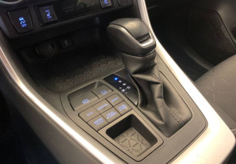 Подержанный автомобиль Toyota RAV4 2021 года (19 фото)