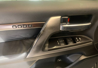 Подержанный автомобиль Toyota Land Cruiser Suv 2015 года (21 фото)