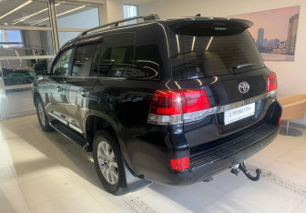 Подержанный автомобиль Toyota Land Cruiser Suv 2015 года (6 фото)