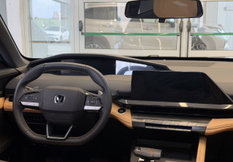 Подержанный автомобиль Changan UNI-V 2023 года (11 фото)