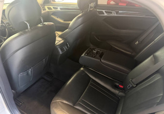Подержанный автомобиль Hyundai Genesis 2015 года (9 фото)