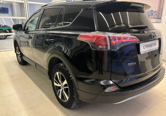 Подержанный автомобиль Toyota RAV4 2018 года (6 фото)