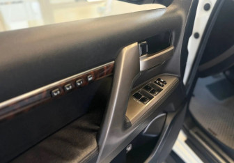 Подержанный автомобиль Toyota Land Cruiser Suv 2011 года (26 фото)