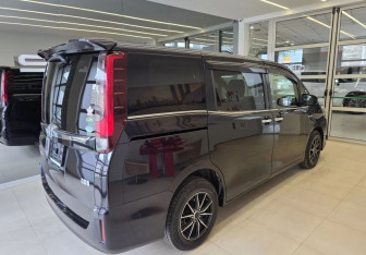 Подержанный автомобиль Toyota Voxy Minivan 2015 года (4 фото)
