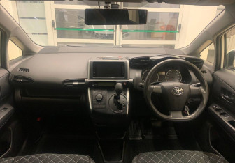 Подержанный автомобиль Toyota Wish Minivan 2015 года (12 фото)